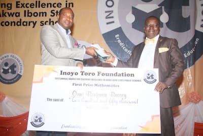 Mr Aniekan Willie presenting the award to the 1st prize winner Mathematics, Onwi Benjamin Bassey