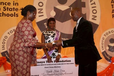 Vice Chancellor, University of Uyo, Professor Mrs Comfort Ekpo presenting the award to the 1st prize winner History, Umoh Nsini Etim