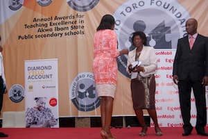 Mrs Iyabo Akai (L) presenting the award to the 3rd prize winner Fine Arts, Affiong Victor Bassey