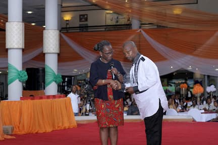 DR MYMA BELO-OSAGIE PRESENTING AN AWARD FOR THE 1ST PRICE ECONOMICS TO BASSEY PATRICK EYO