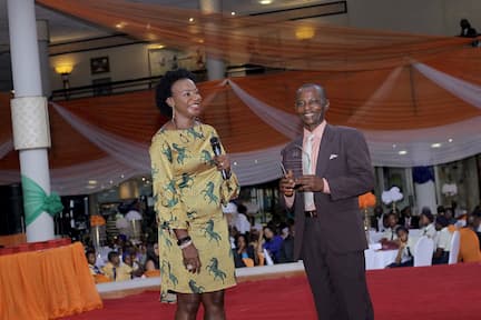MRS LEBARI UKPONG PRESENTING AN AWARD SPONSORED BY THE FOUNDATION TO THE 2ND PLACE WINNER VIRTUAL ARTS