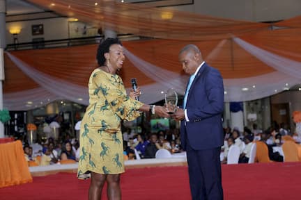 MRS LEBARI UKPONG PRESENTING AN AWARD SPONSORED BY THE FOUNDATION TO THE 3RD PLACE WINNER VIRTUAL ARTS
