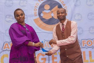 Mrs. Nkoyo Etuk of Savannah Energy Presenting Grand Mentor's Award and Cheque to Winner